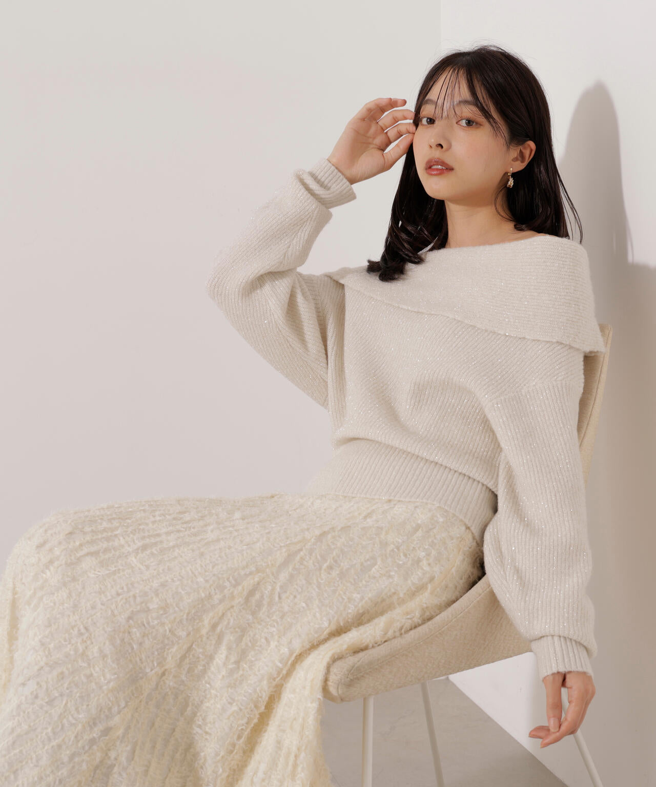 ラメ入りオフショルニット