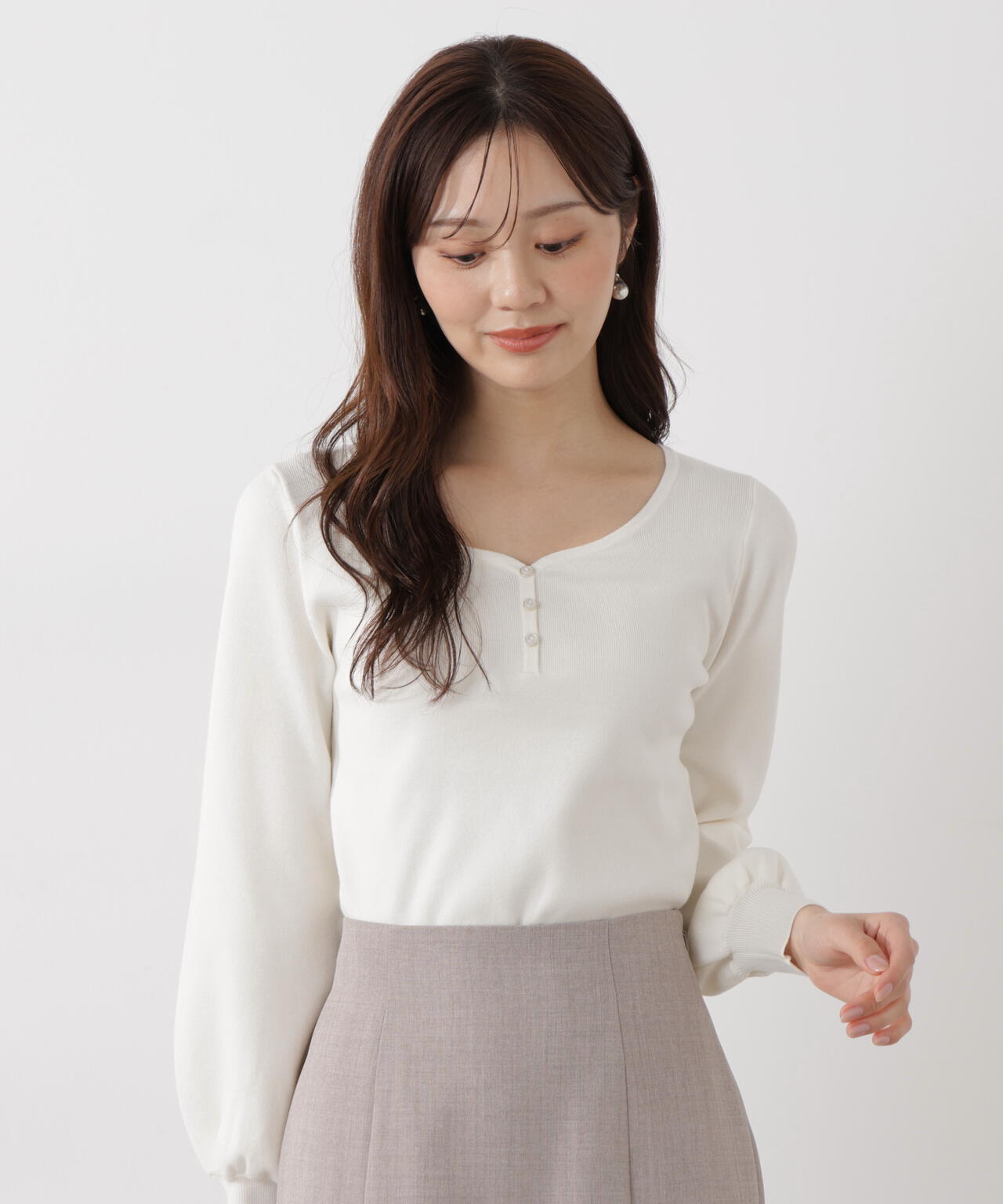 釦付きハートネック総針ニット