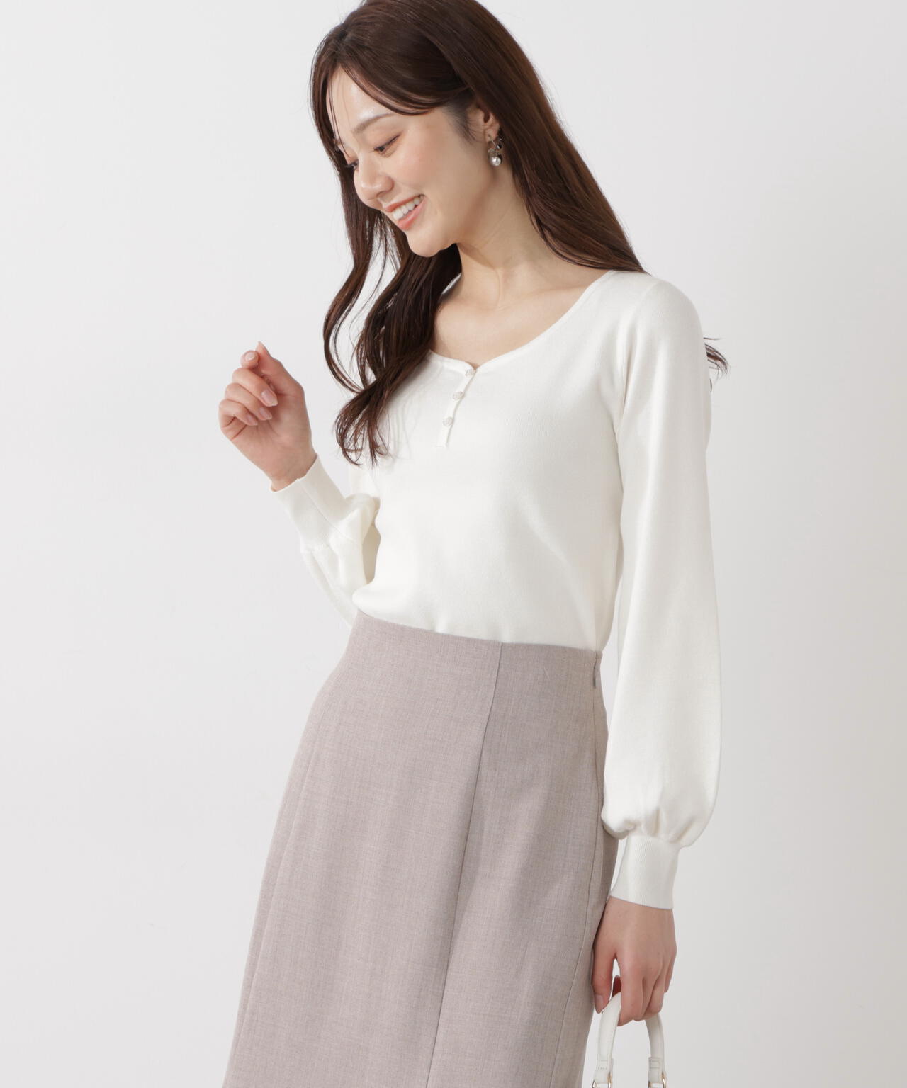 釦付きハートネック総針ニット