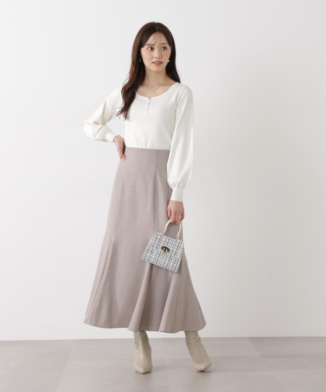 釦付きハートネック総針ニット