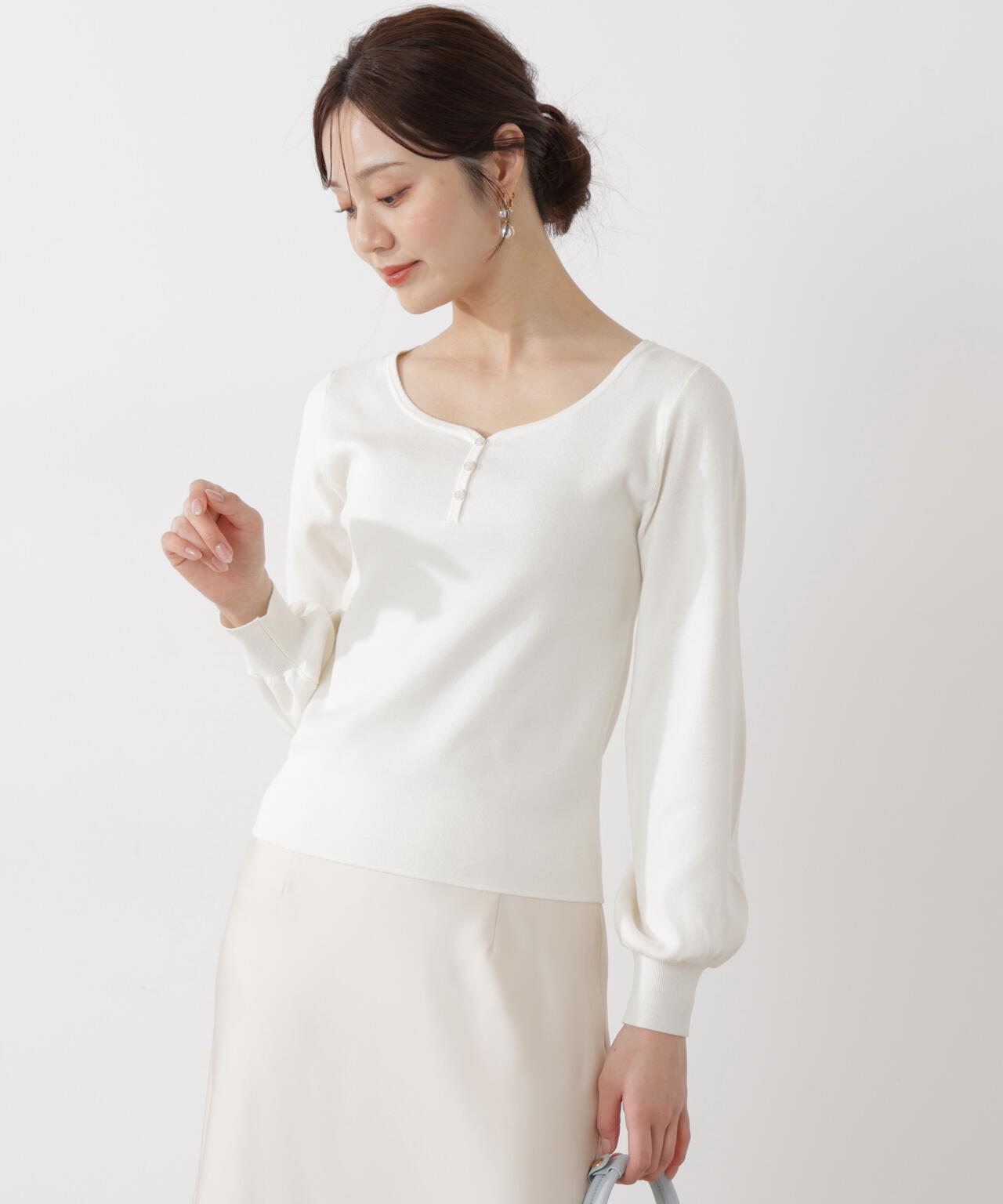 釦付きハートネック総針ニット