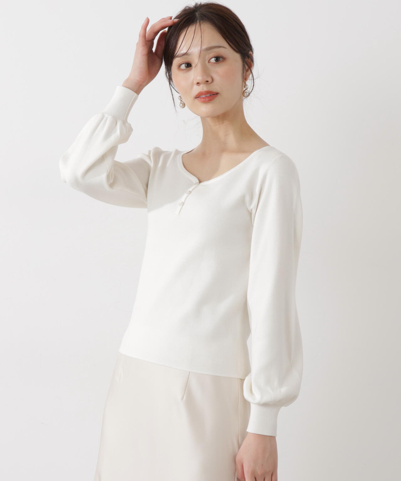 釦付きハートネック総針ニット