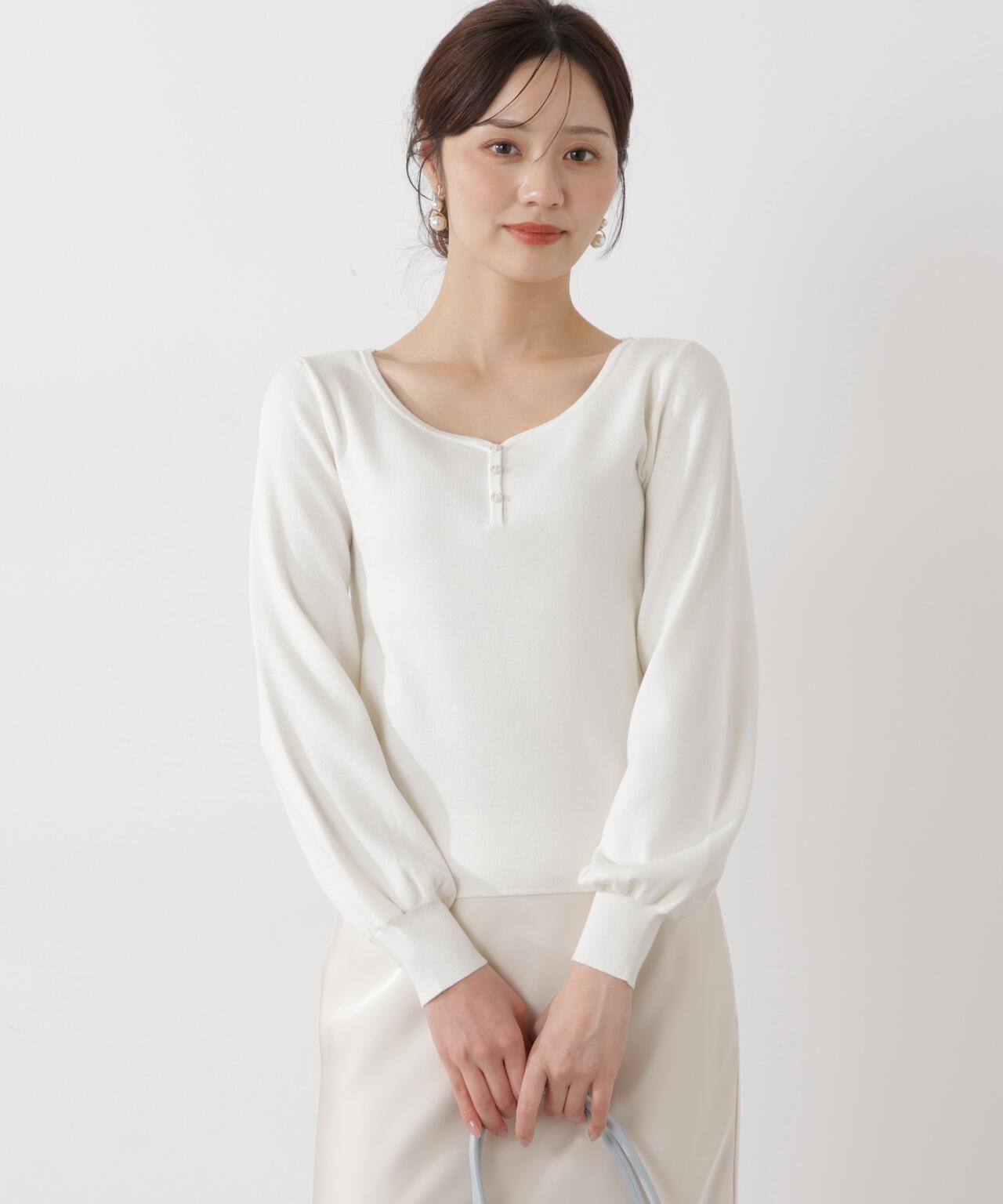 釦付きハートネック総針ニット