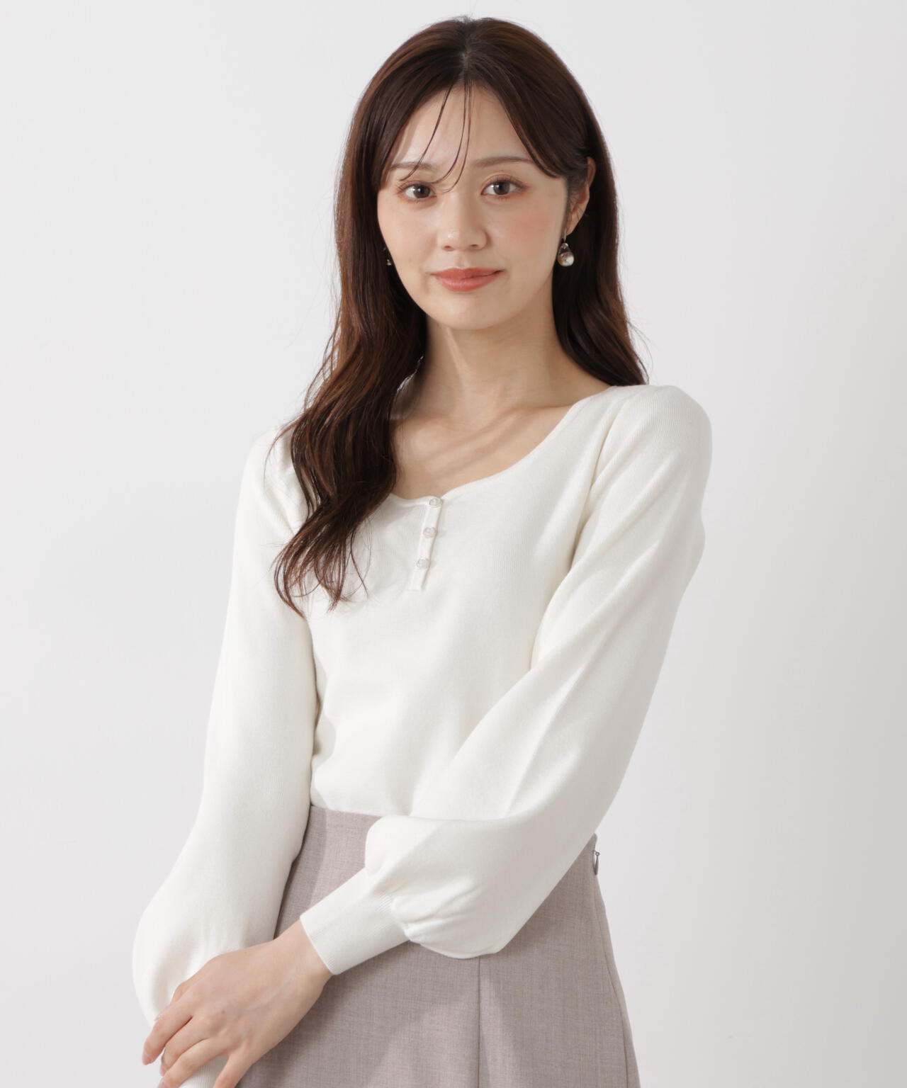 釦付きハートネック総針ニット