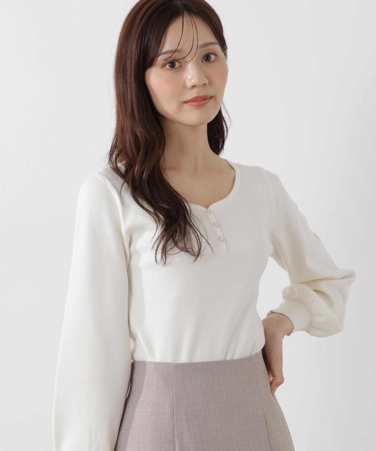 釦付きハートネック総針ニット