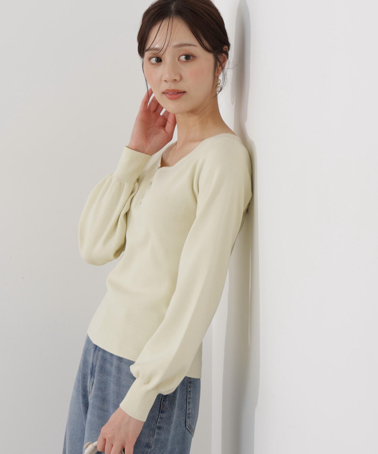 釦付きハートネック総針ニット