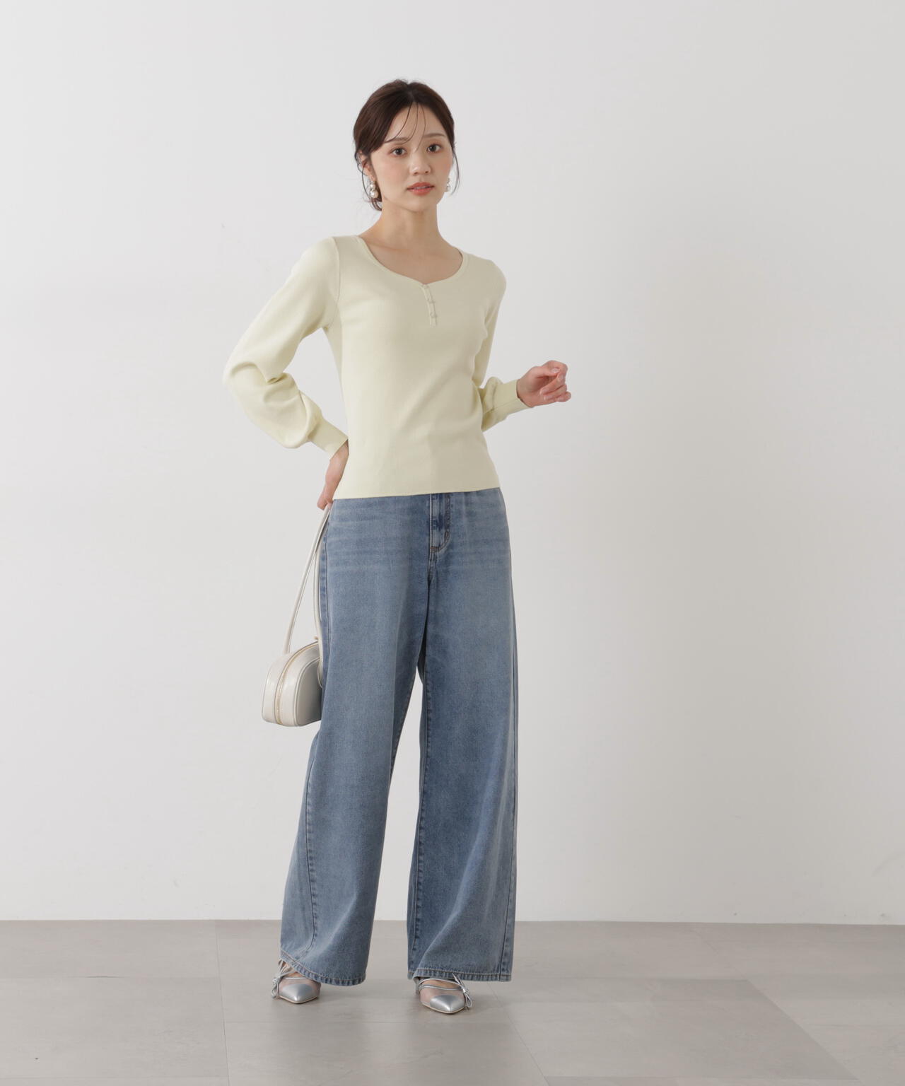 釦付きハートネック総針ニット