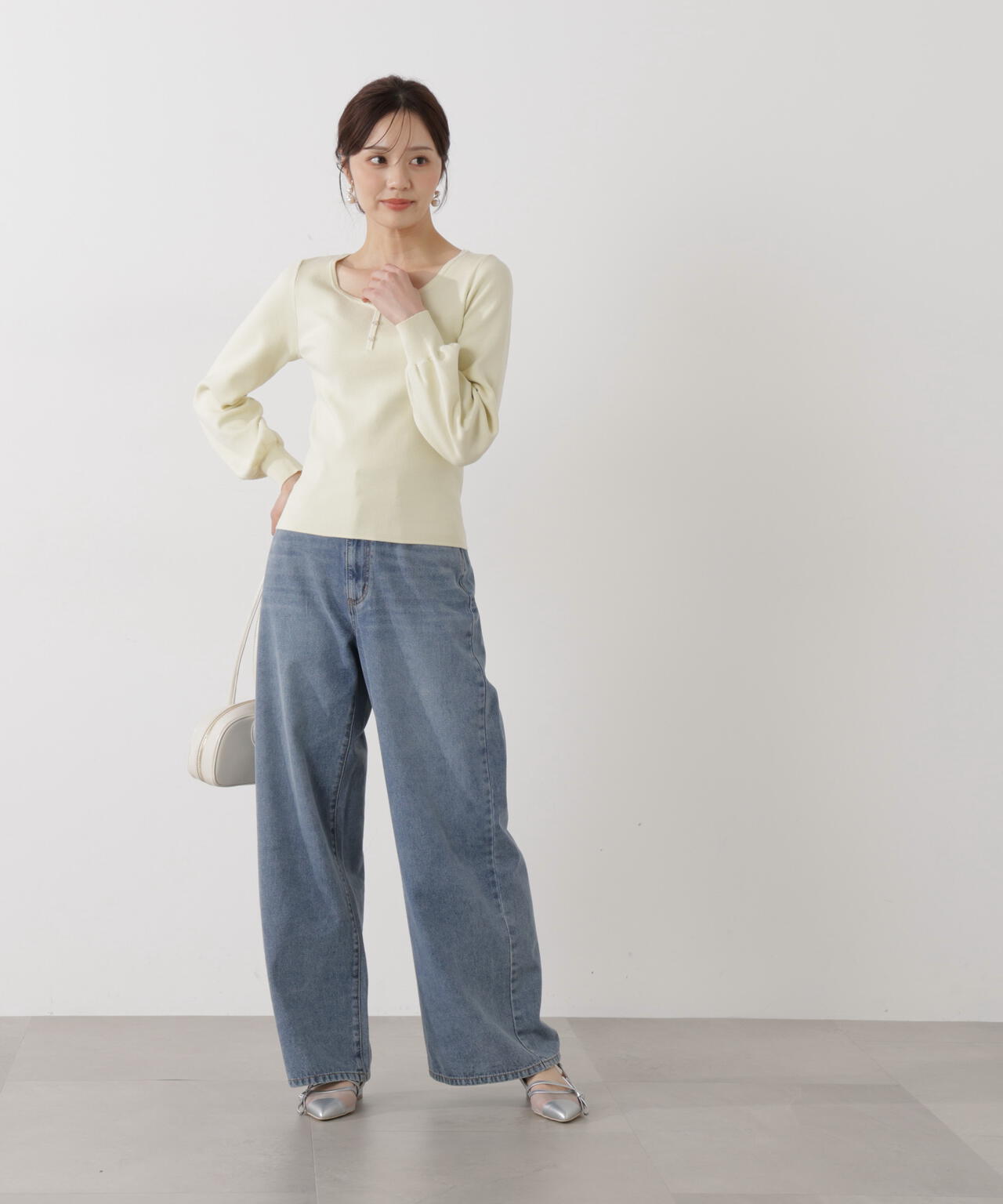 釦付きハートネック総針ニット