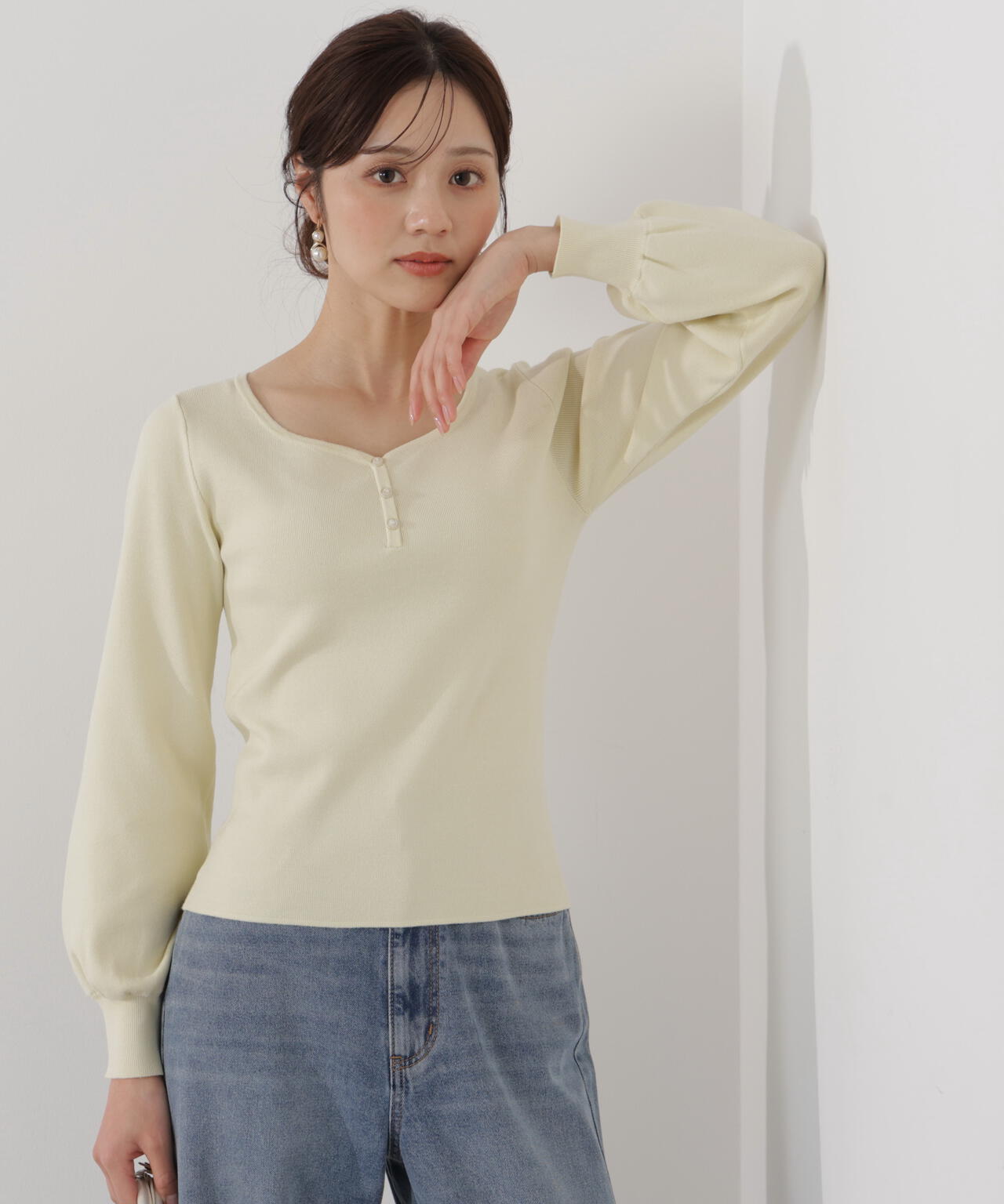 釦付きハートネック総針ニット