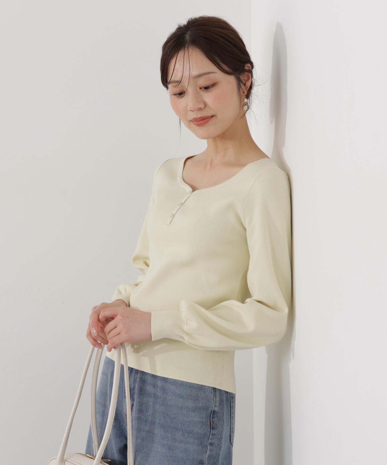 釦付きハートネック総針ニット