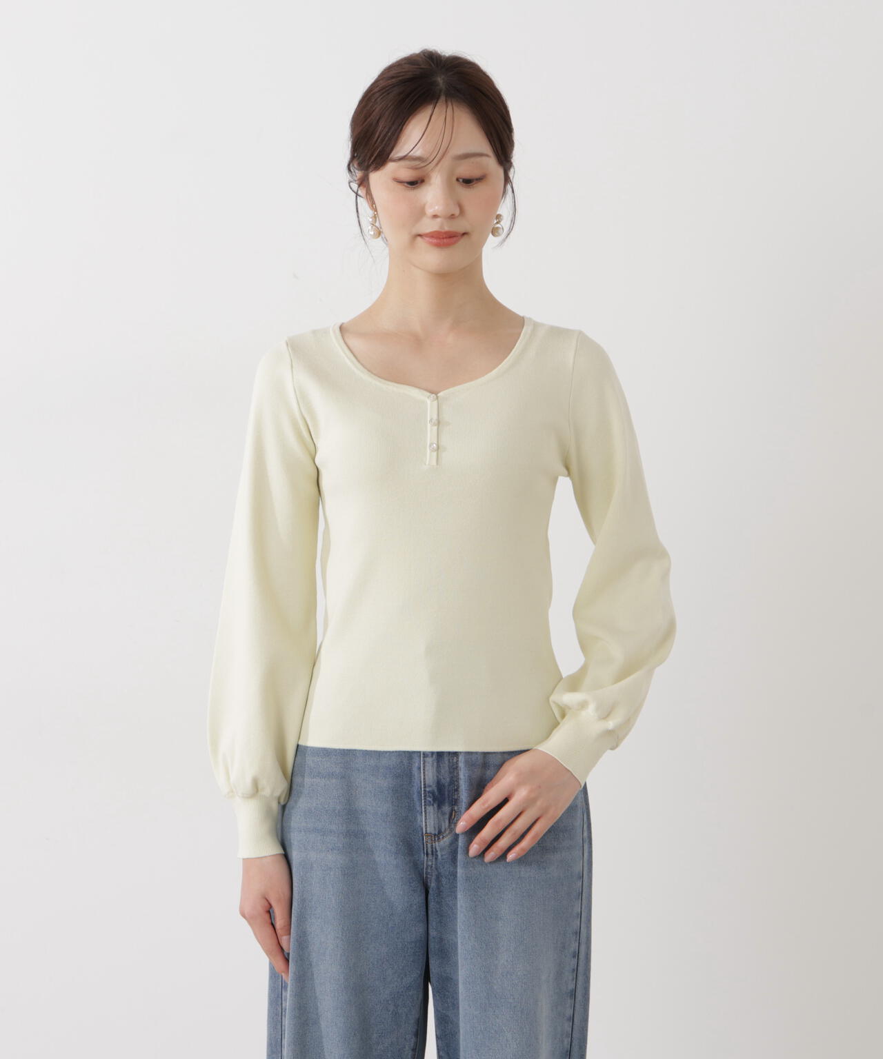 釦付きハートネック総針ニット