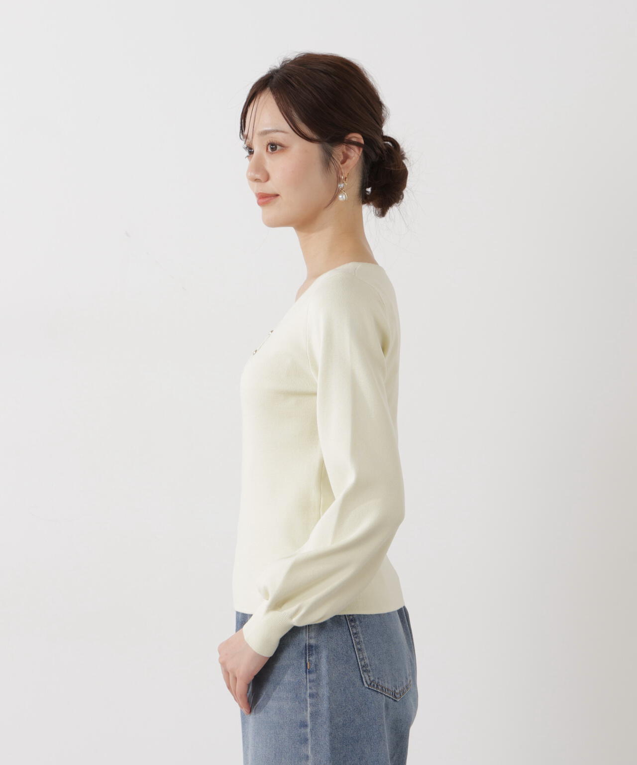 釦付きハートネック総針ニット