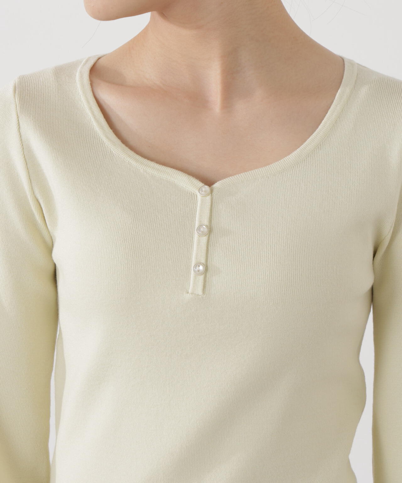 釦付きハートネック総針ニット