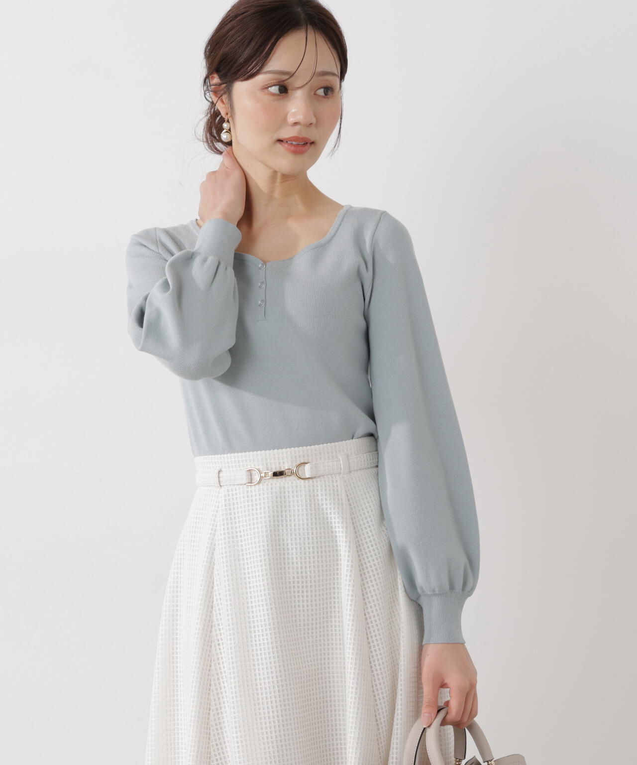 釦付きハートネック総針ニット