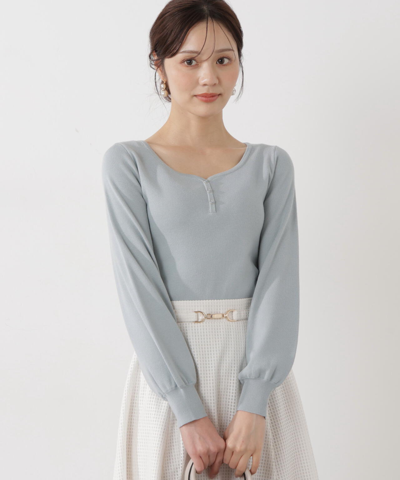 釦付きハートネック総針ニット