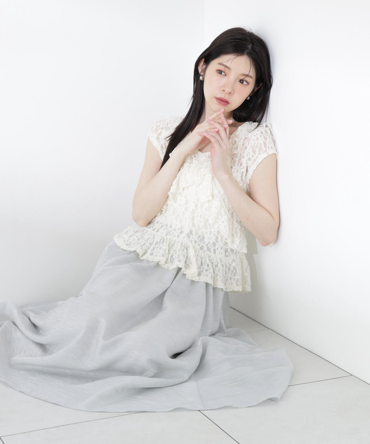 青島心さん着用＞ニュアンスサテンシャイニースカート | PROPORTION