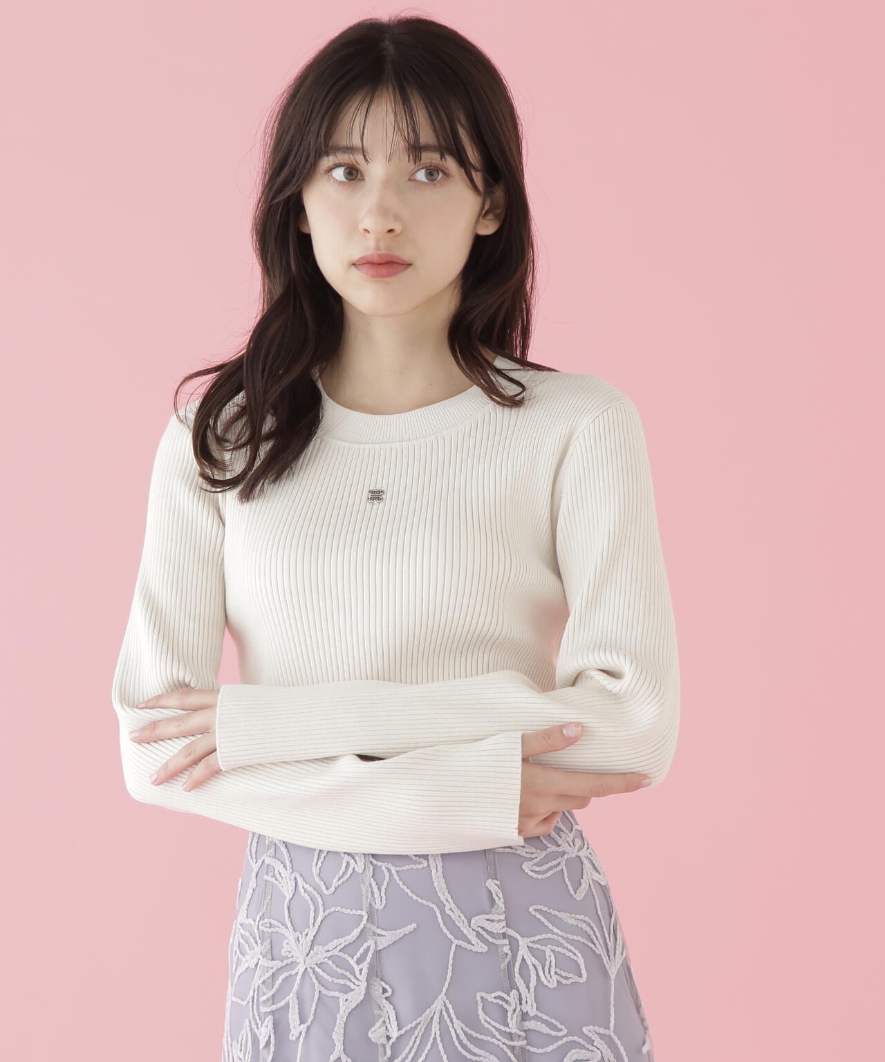 長袖リブデザインロゴプレートニット | JILL by JILL STUART 長袖リブデザインロゴプレートニット | JILL by JILL STUART