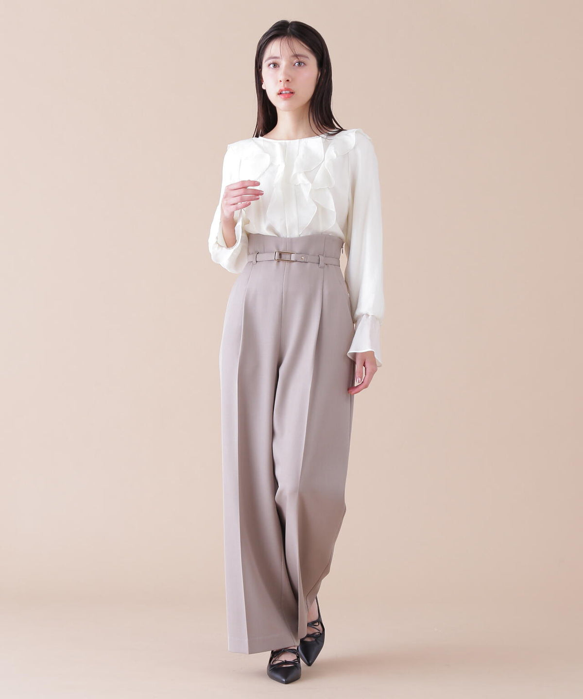 細ベルト付きセンタープレスパンツ