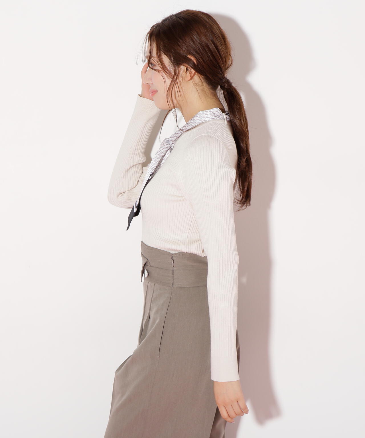 幾何チェック柄スカーフ付きリブニット