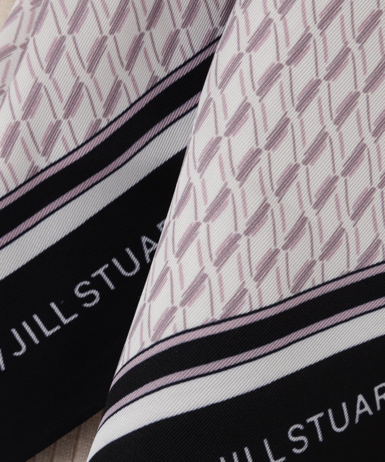 幾何チェック柄スカーフ付きリブニット