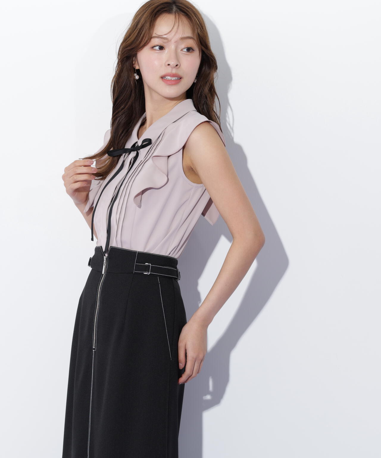 リボン付きピンタックノースリーブブラウス