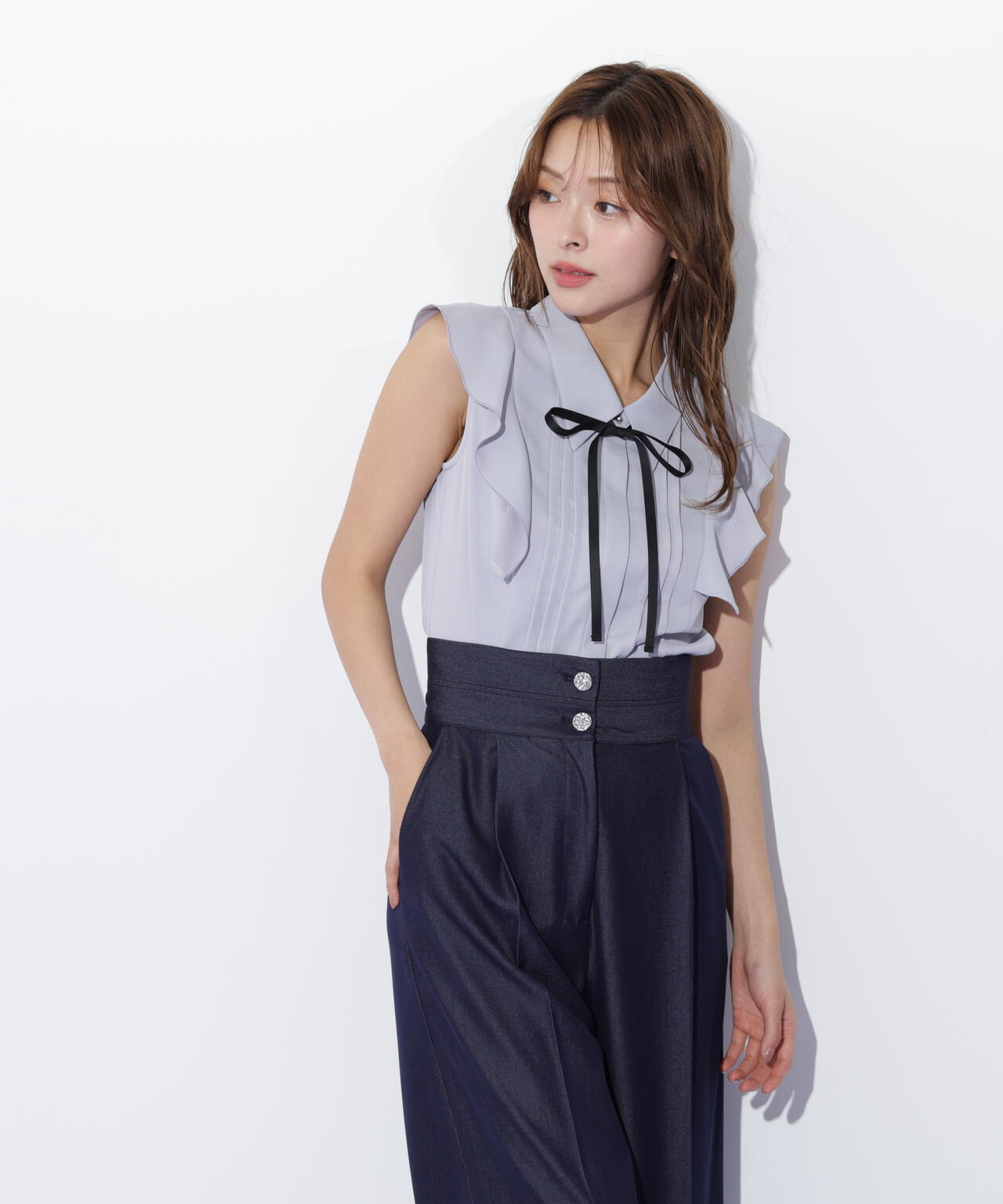 リボン付きピンタックノースリーブブラウス
