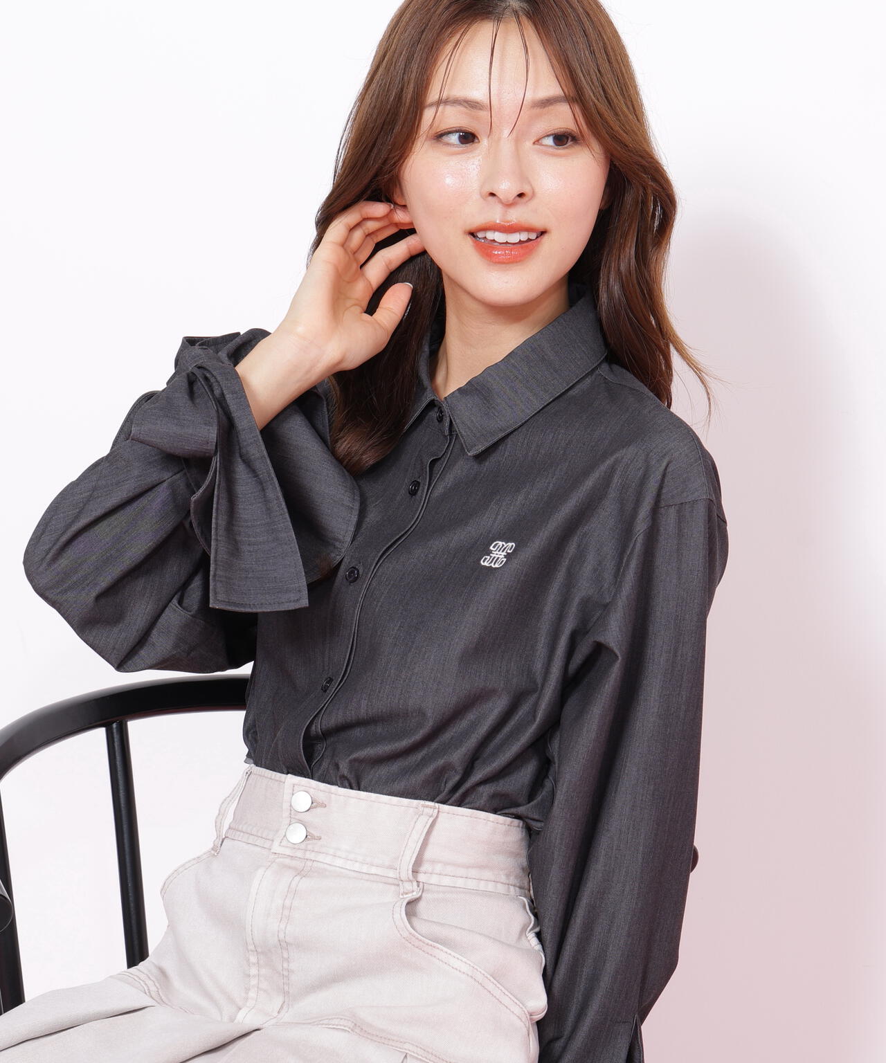 アイコニック袖リボンブラウス