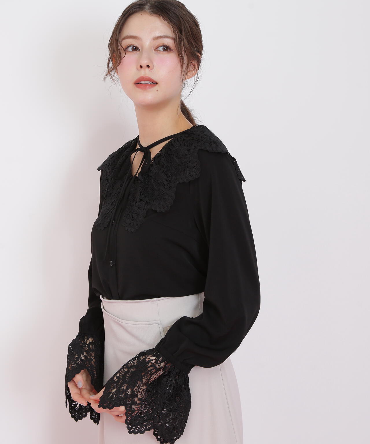 レース衿ブラウス