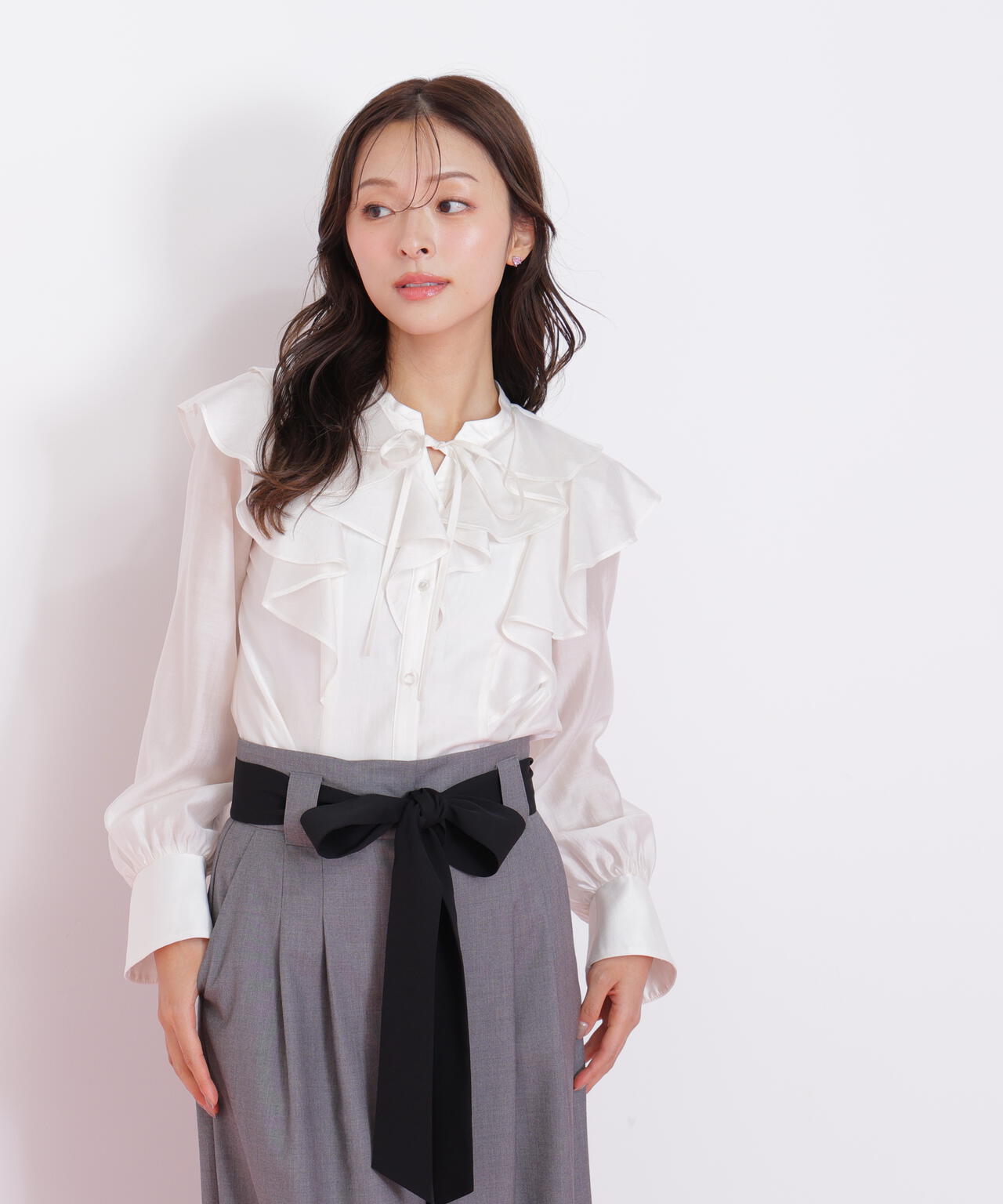 長袖ラッフルブラウス