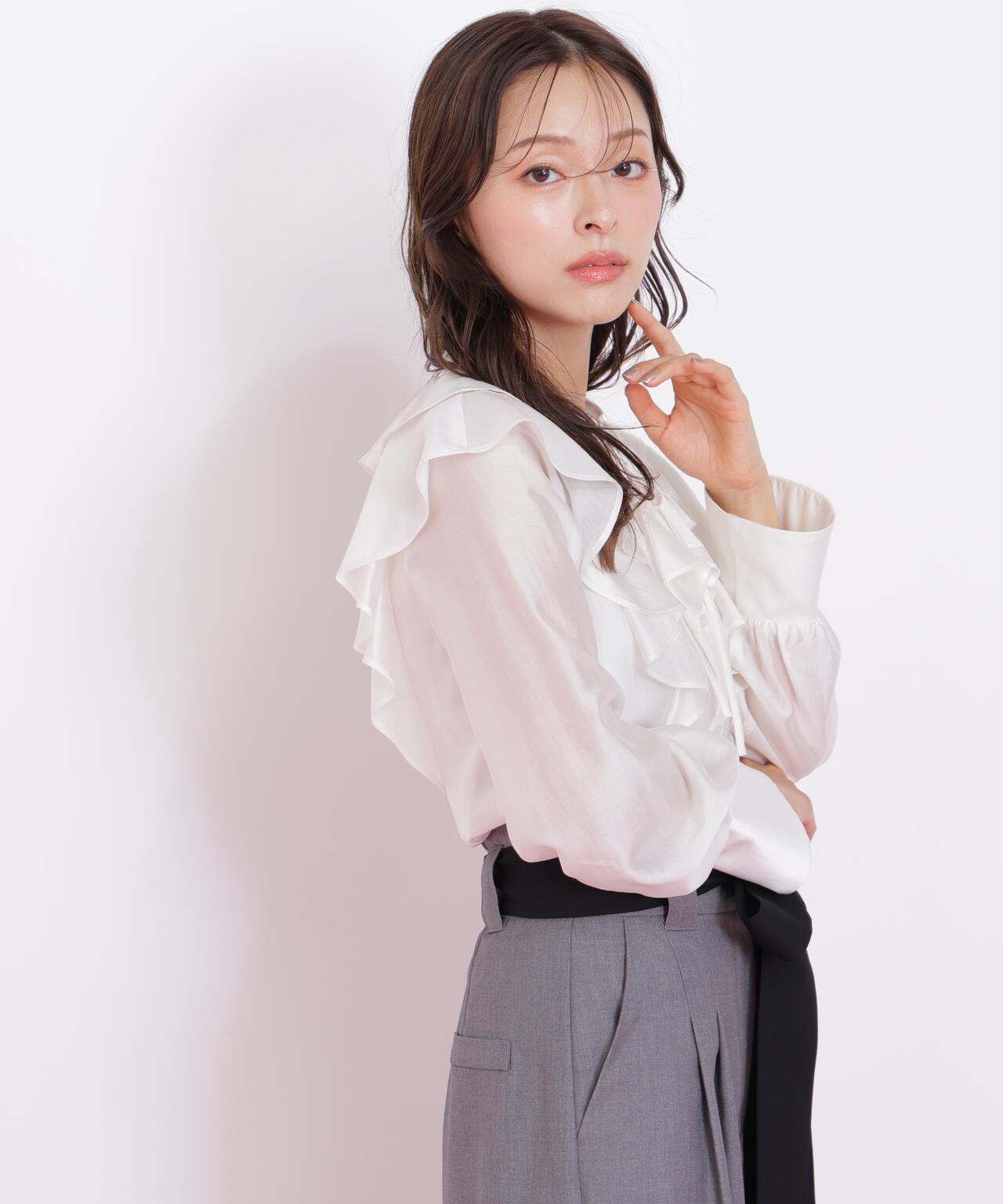 長袖ラッフルブラウス