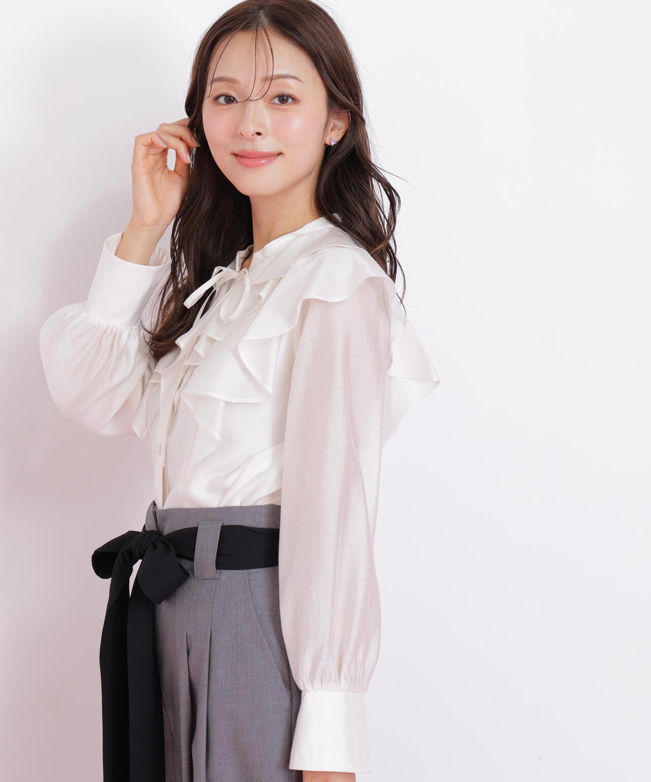 長袖ラッフルブラウス