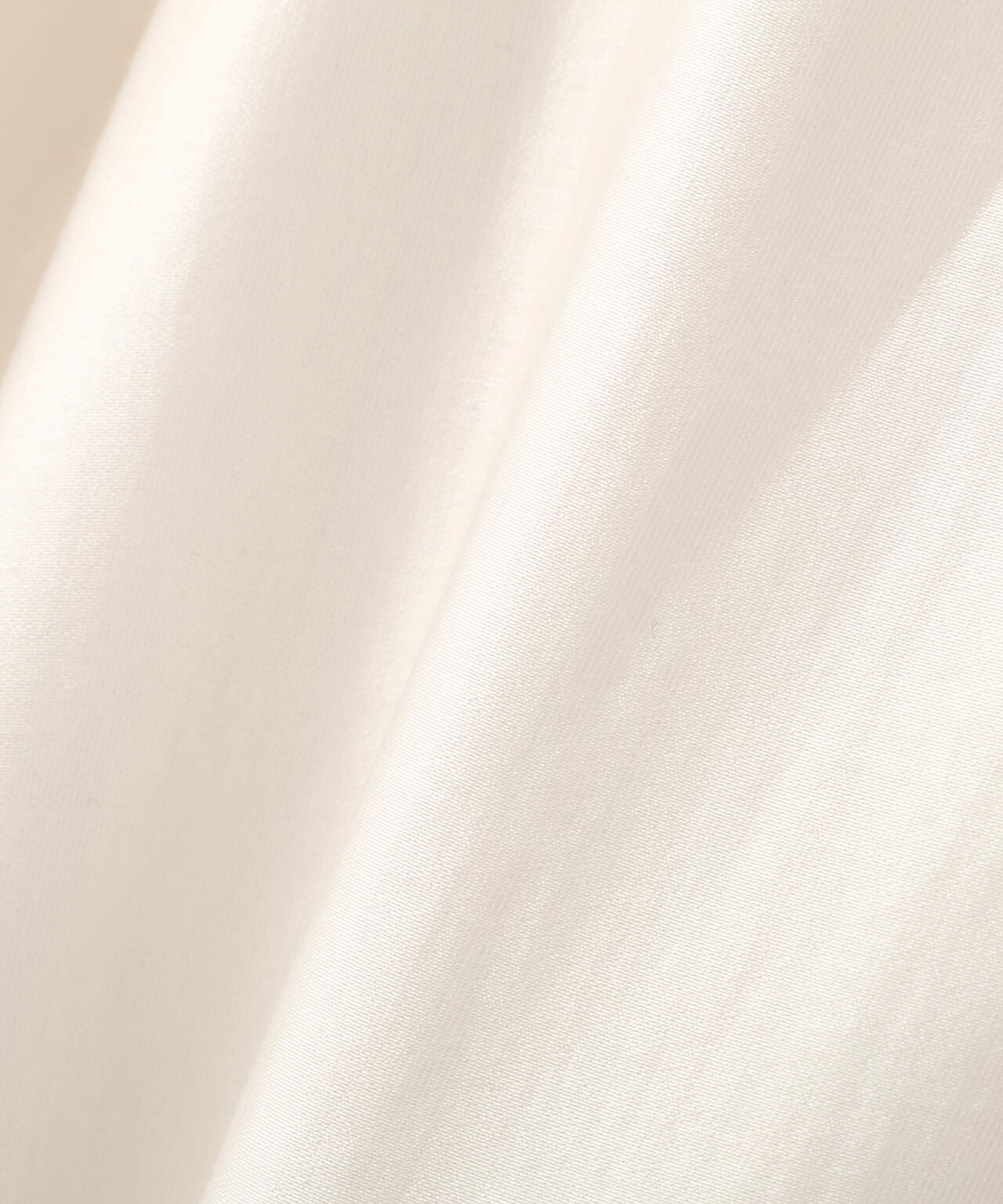 長袖ラッフルブラウス