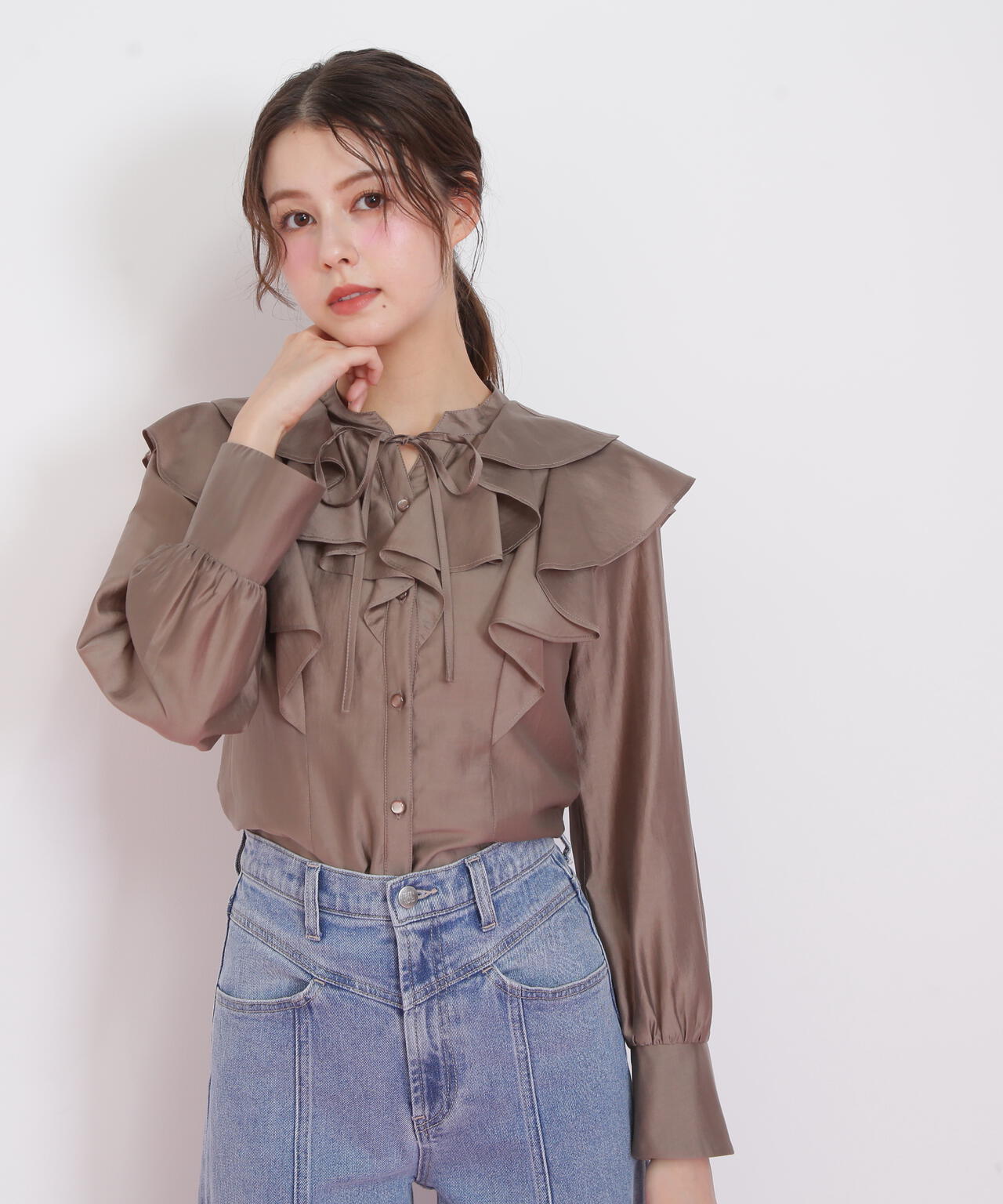 長袖ラッフルブラウス