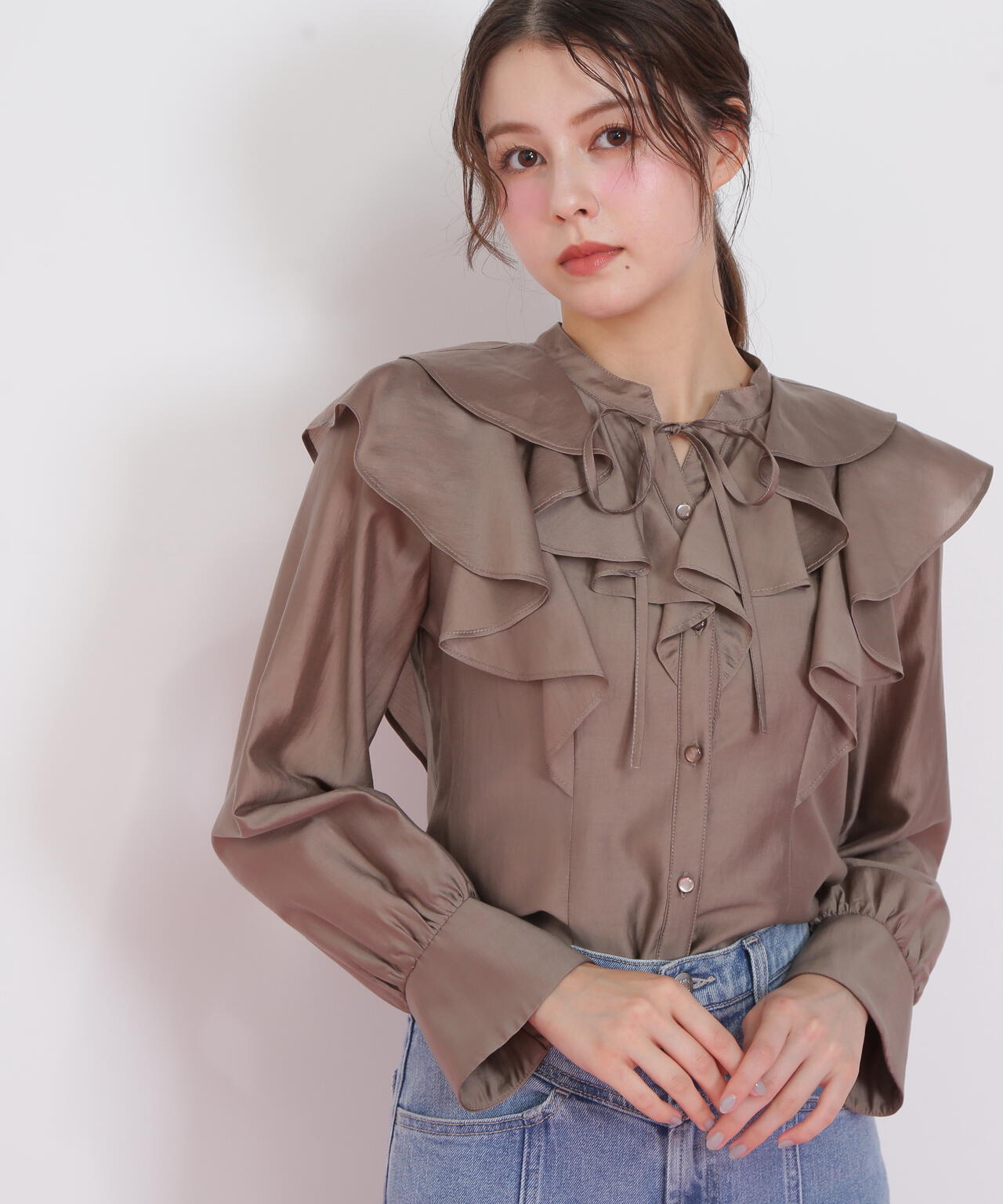 長袖ラッフルブラウス