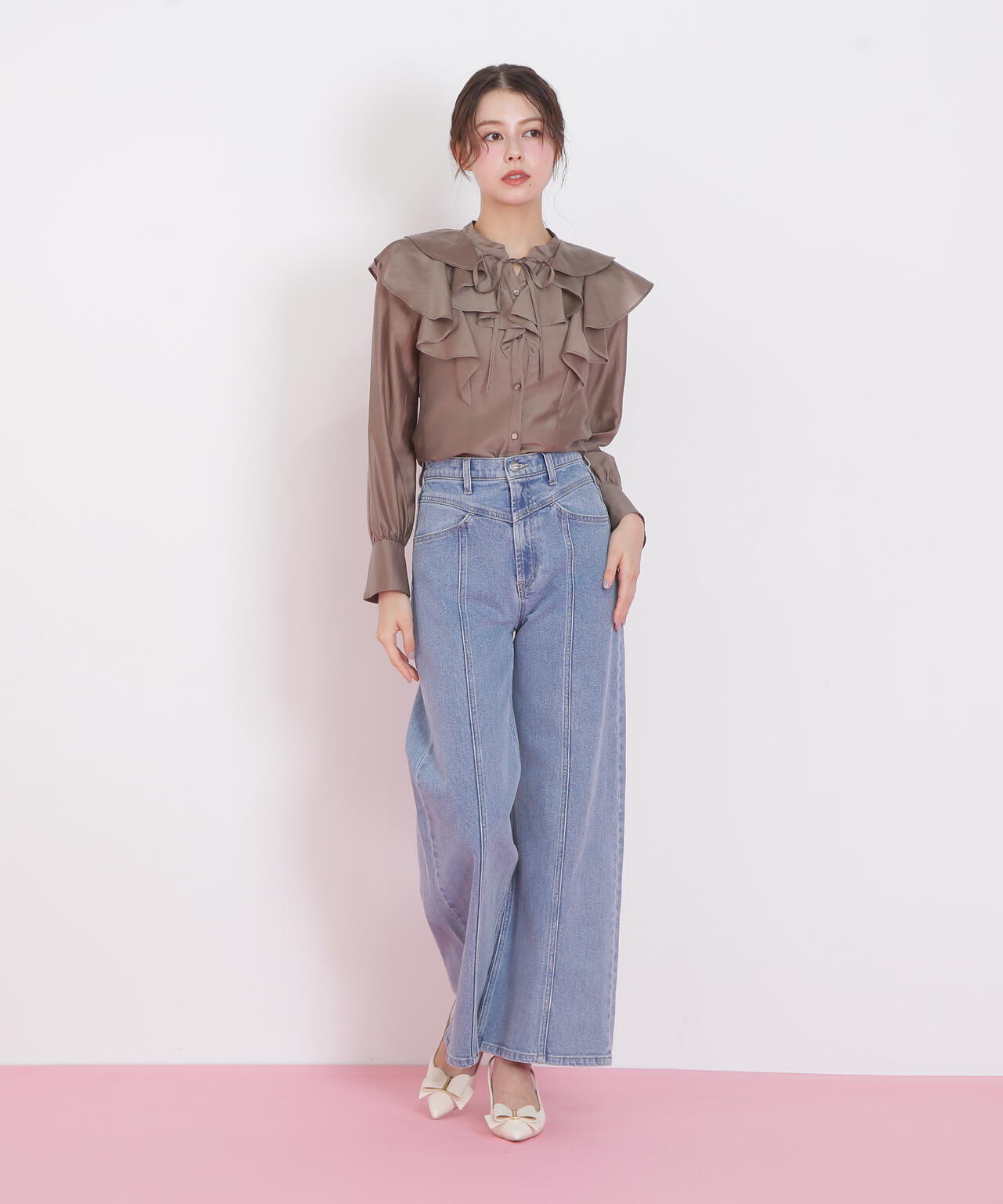 長袖ラッフルブラウス