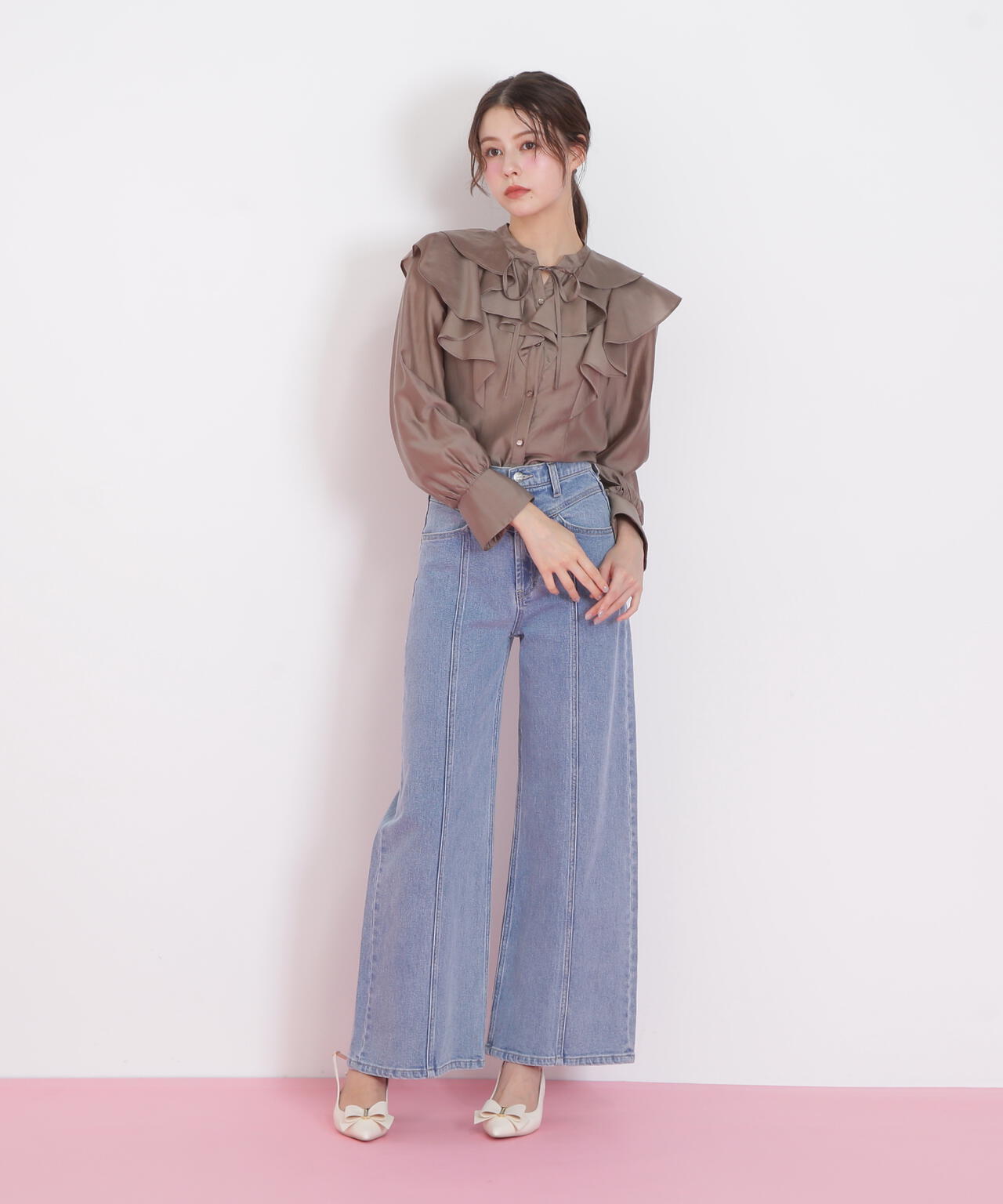 長袖ラッフルブラウス