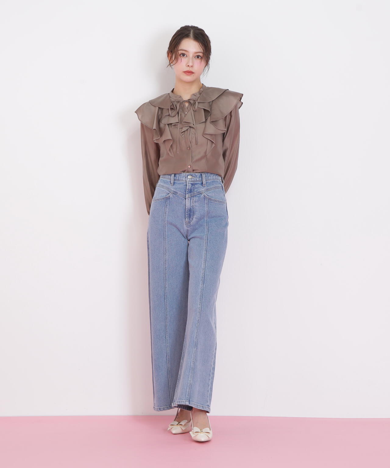 長袖ラッフルブラウス