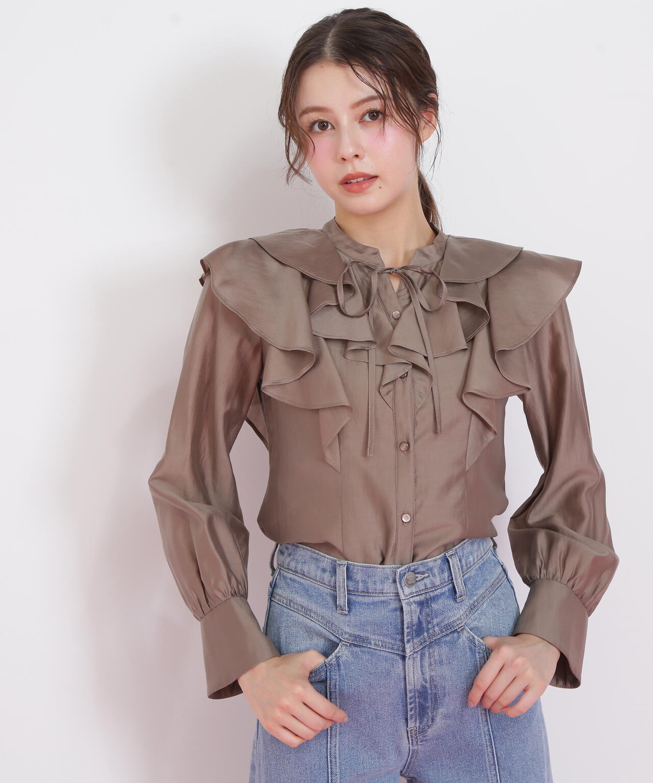 長袖ラッフルブラウス