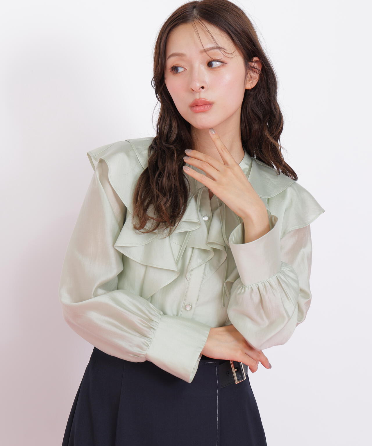 長袖ラッフルブラウス
