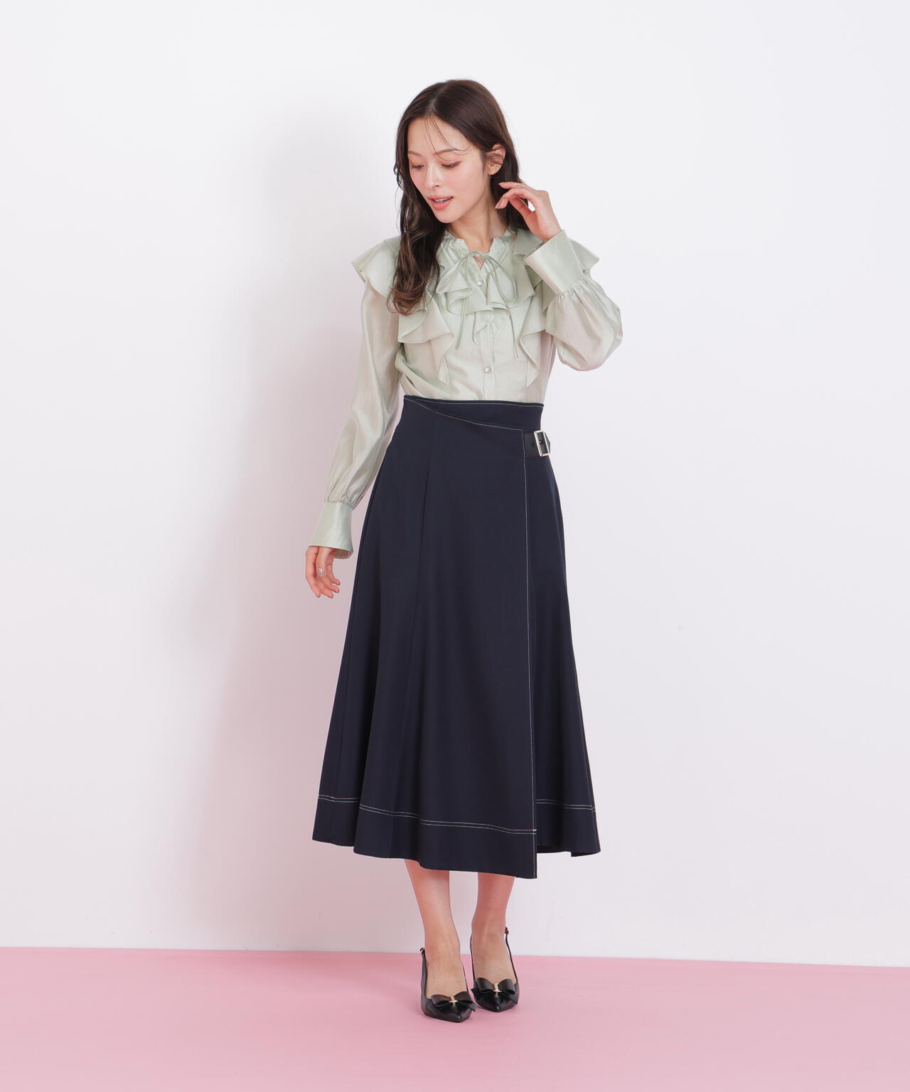 長袖ラッフルブラウス