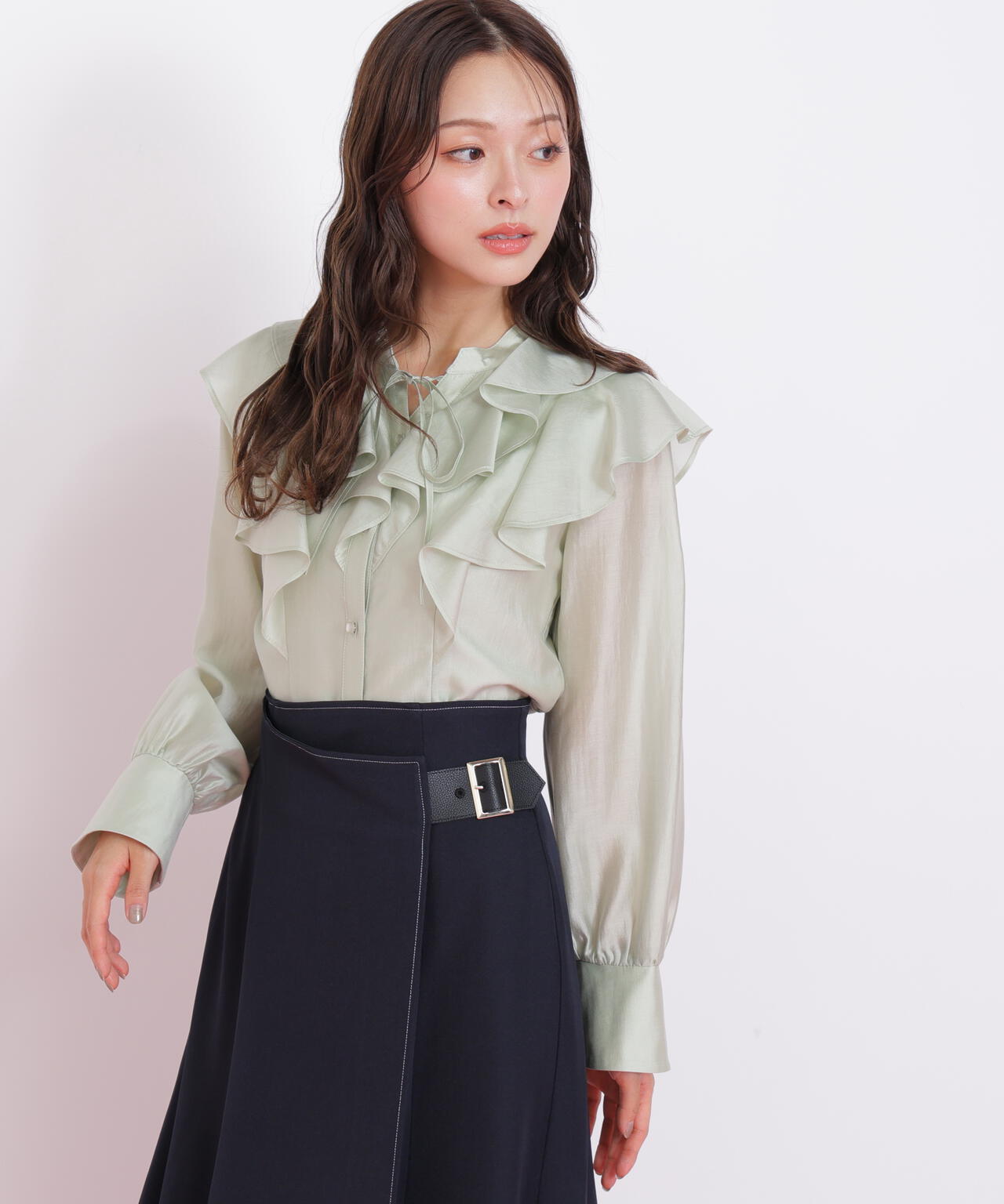 長袖ラッフルブラウス