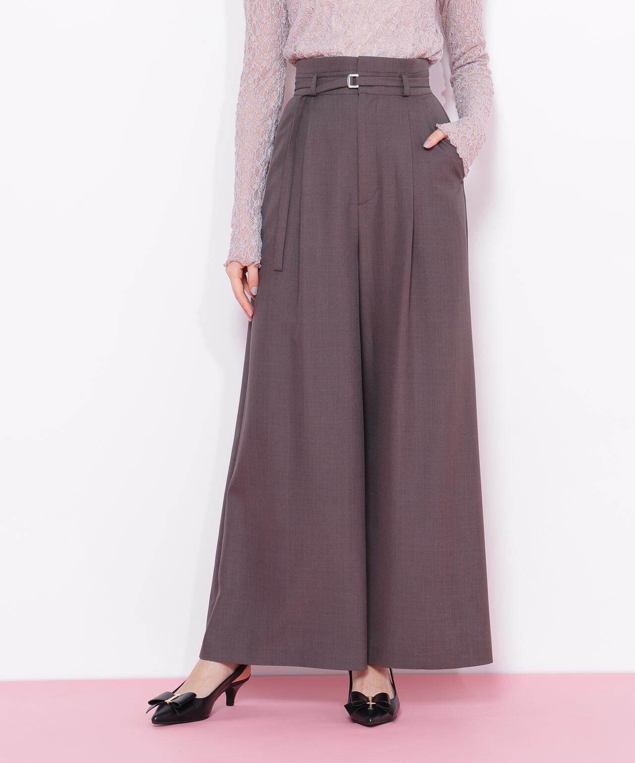 細ベルト付きワイドパンツ