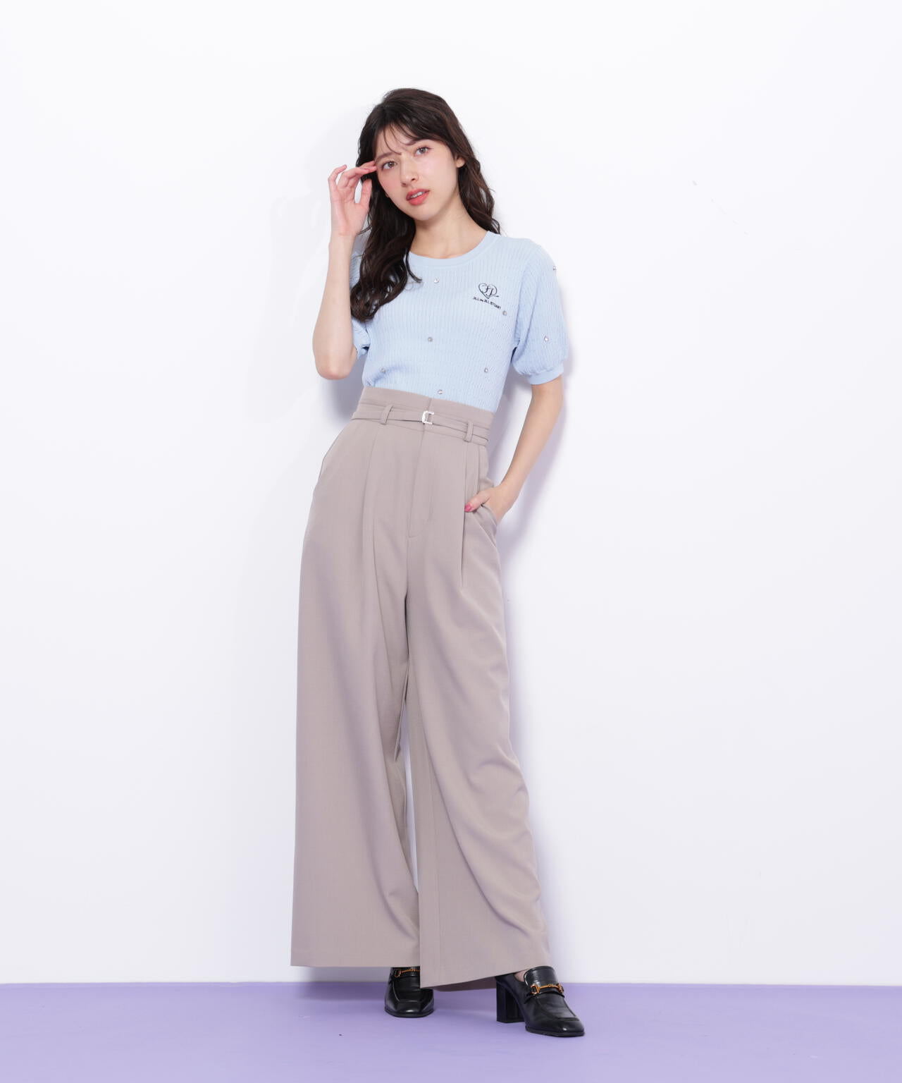 細ベルト付きワイドパンツ