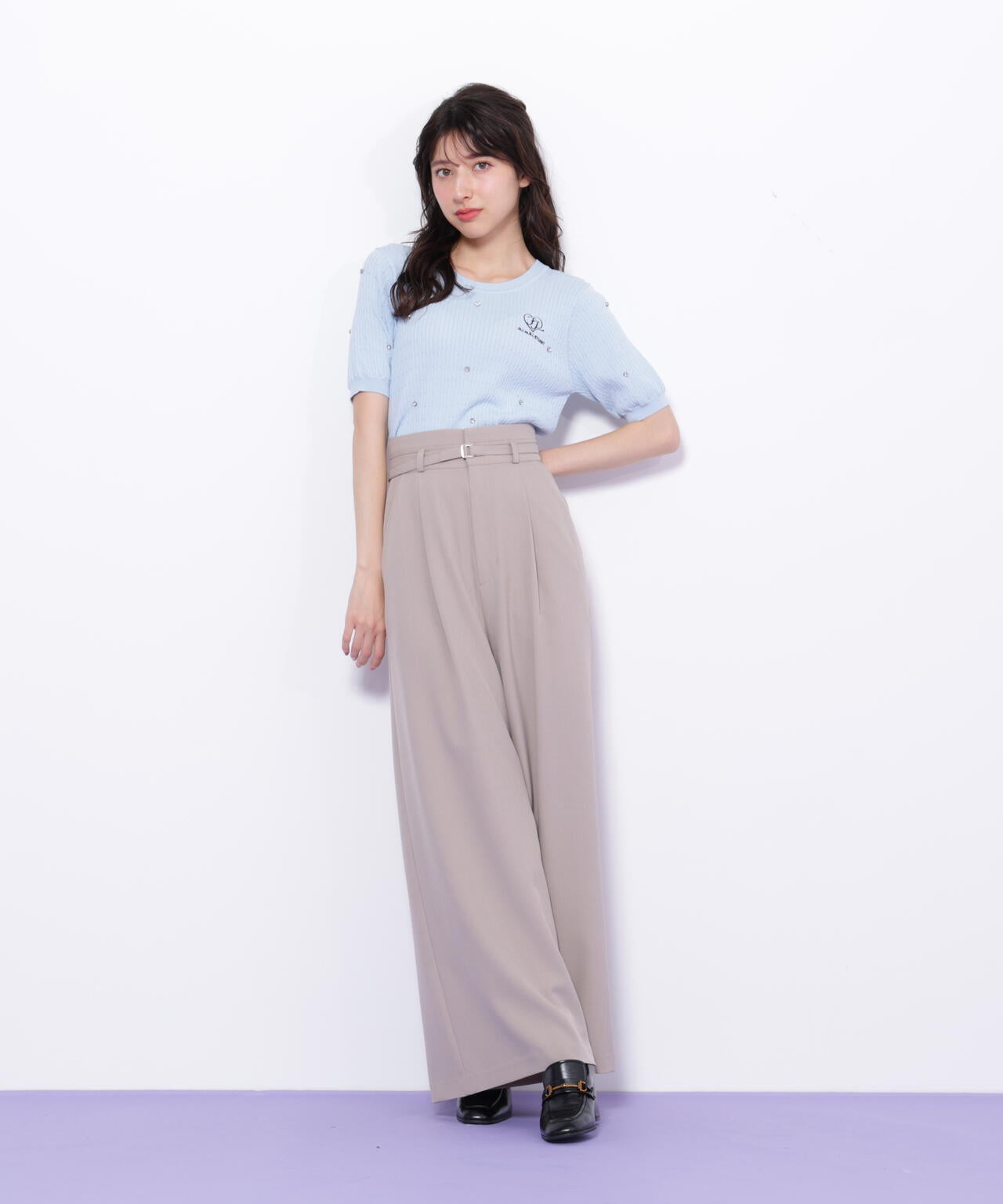 細ベルト付きワイドパンツ