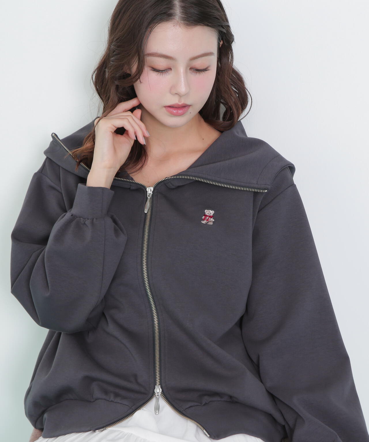 【茉里子と摩利華】カールヘルム 缶 パッチワーク ジップパーカー BEARシリーズ＞ビッグフードパーカー | JILL by JILL STUART