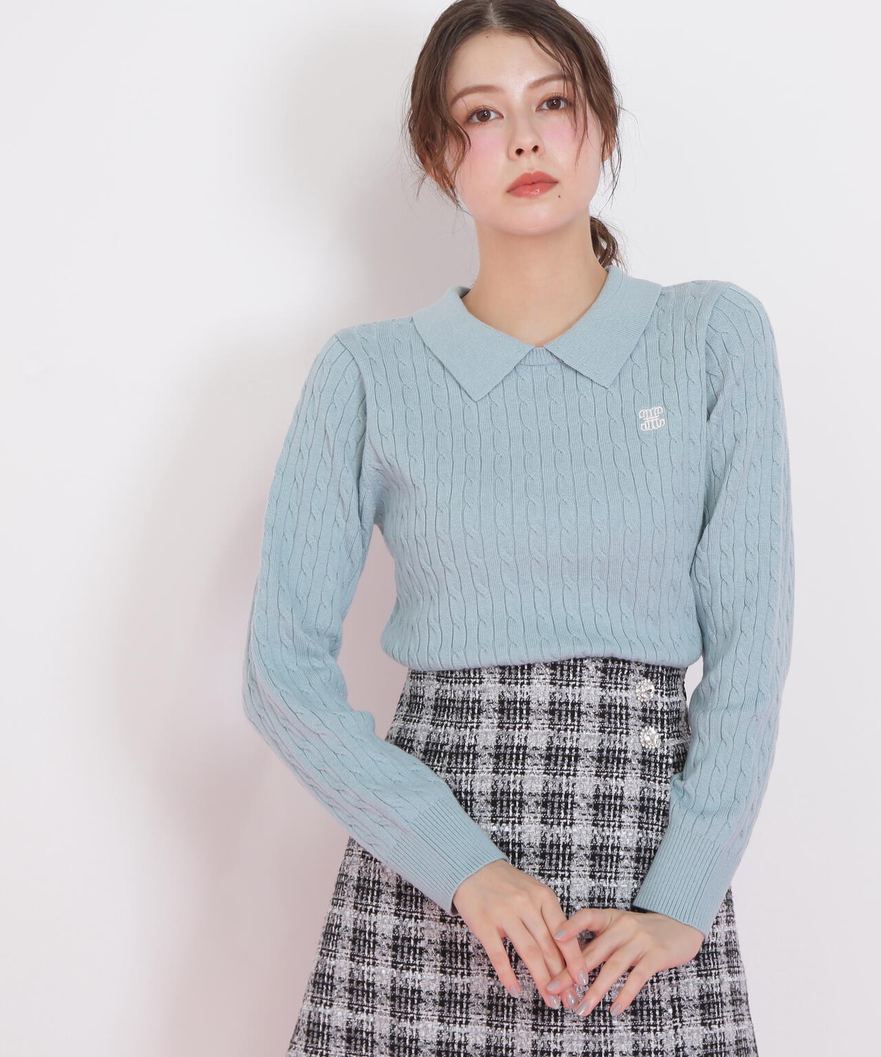 レイヤード衿ケーブルニット