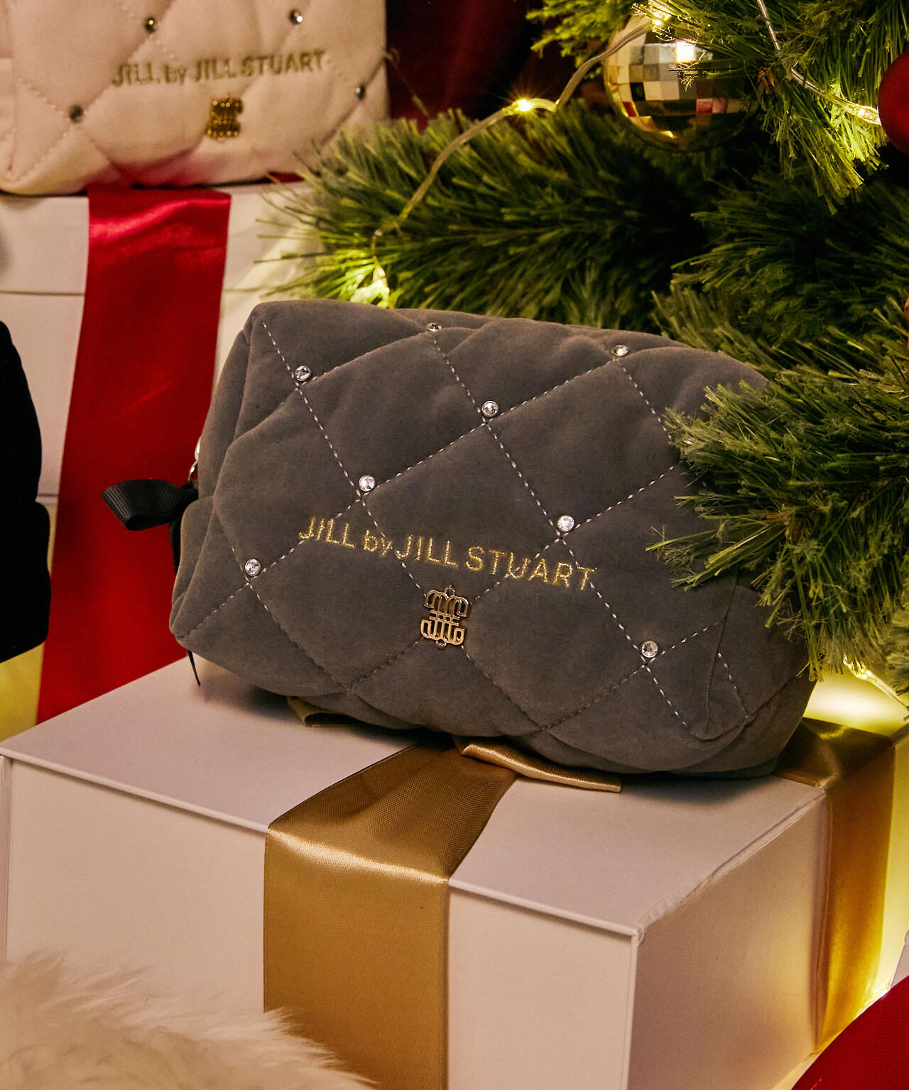 ジル バイ ジルスチュアート JILL by JILLSTUART ポーチ ビジューリボンキルティング レディース ブランド 正規品 新品 ギフト プレゼント 人気 おすすめ 誕生日 記念日 クリスマス 送料無料 ラッピング無料 ビジューリボンキルティングポーチ | JILL by JILL STUART（ジル バイ