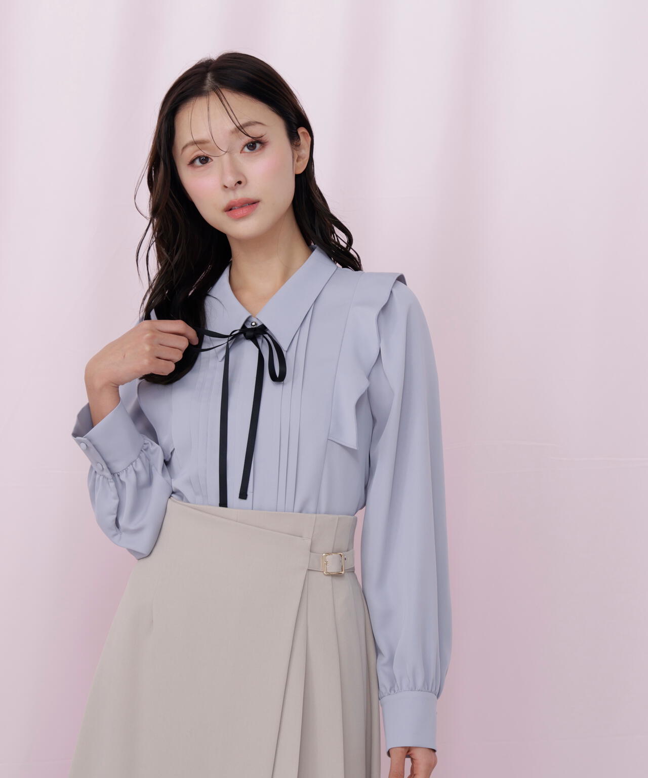 リボン付きピンタックブラウス