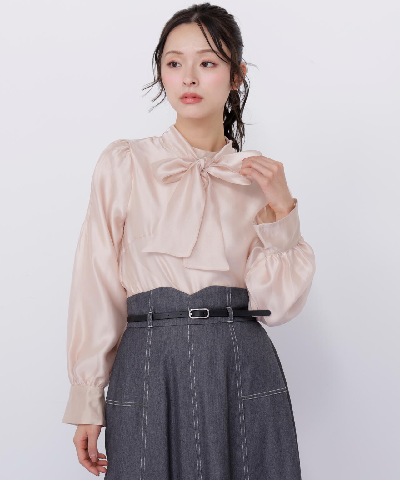 袖タックシアーボウタイブラウス