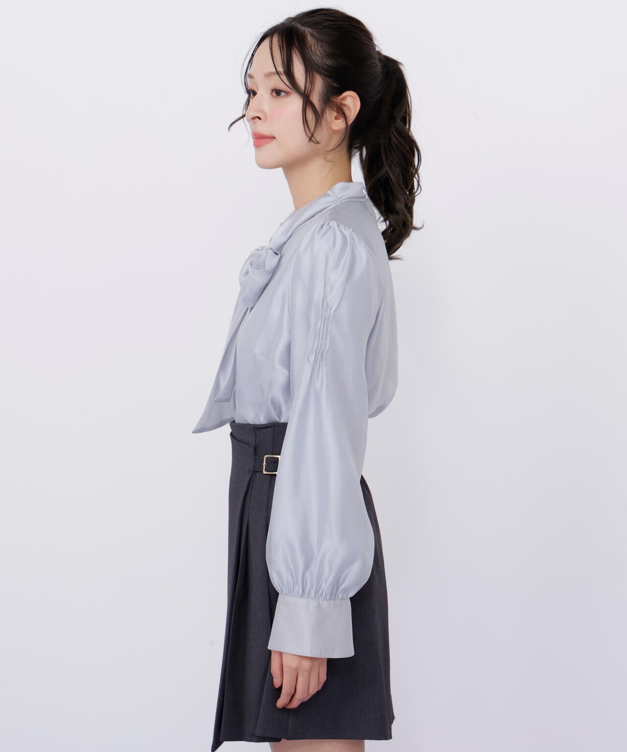 袖タックシアーボウタイブラウス